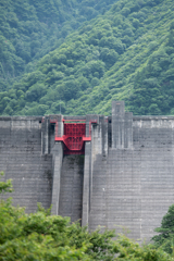 山の中の巨大構造物