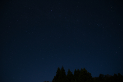 快晴の夜空に目を凝らす