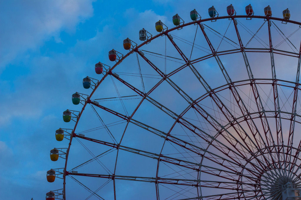 夕暮れの遊園地