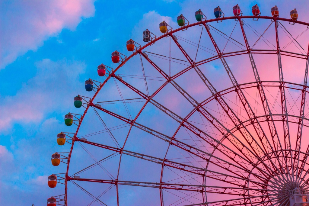 夕暮れの遊園地