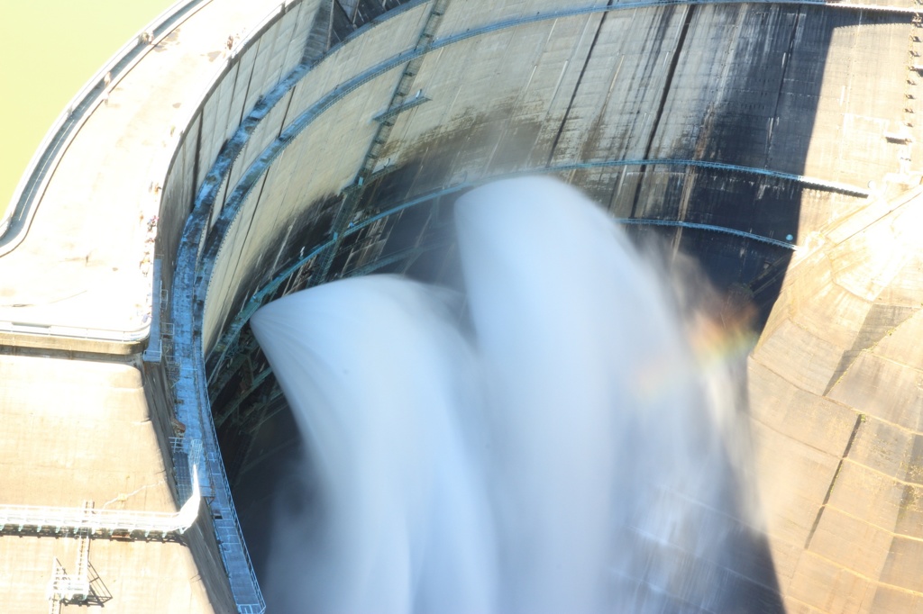 大瀑布？いいえダムです。