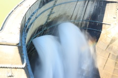 大瀑布？いいえダムです。