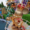 ドラゴンとミッキー　何か会話してます。　ドラゴンの目が可愛い！