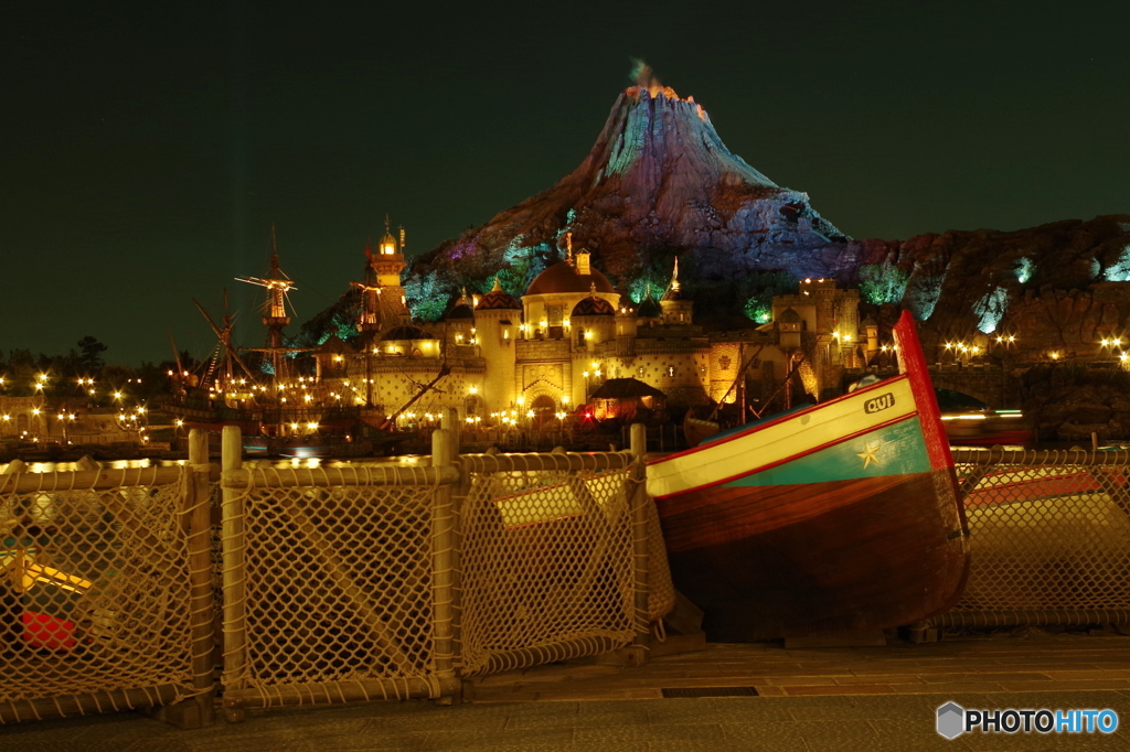 メディテレーニアンハーバーからプロメテウス火山　夜景