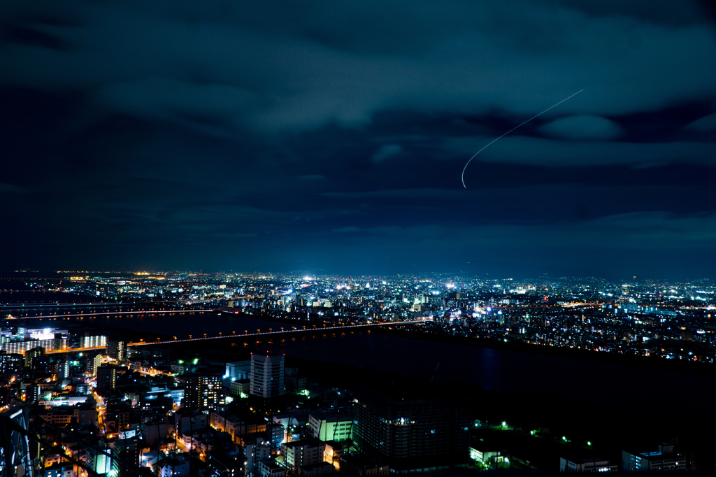 スカイビルからの夜景と飛行機