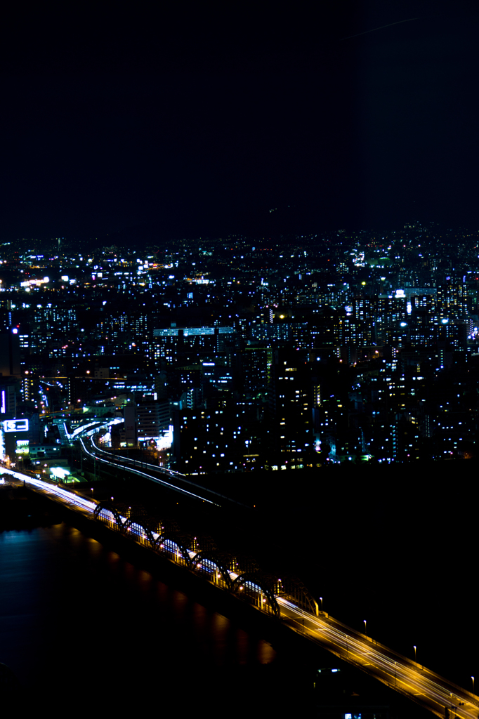 淀川を跨ぐ光の軌跡