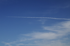 蛇行運転の飛行機雲