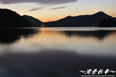 湖面を赤く染めて