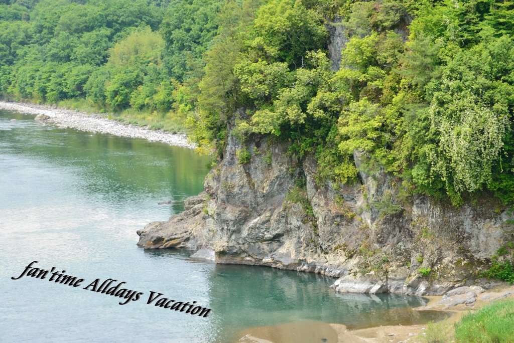川の岩場