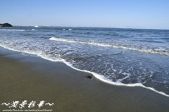 波が砂浜を海色に変えて