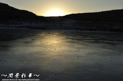 氷上を夕焼けに染めて