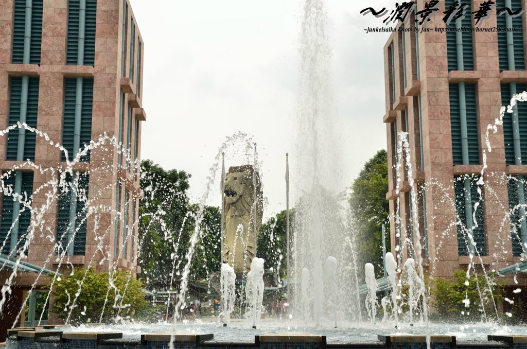 噴水の向こうから