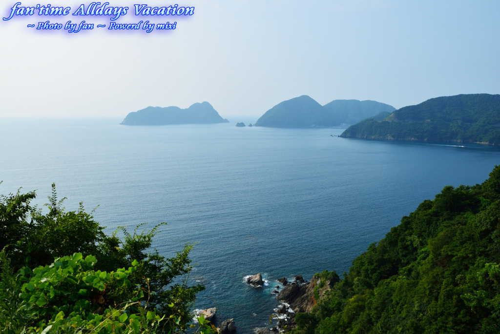 夏には常神を背景に、青い海が待っていて