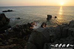 金色の混じった波