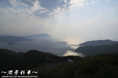 雲間から海照らして