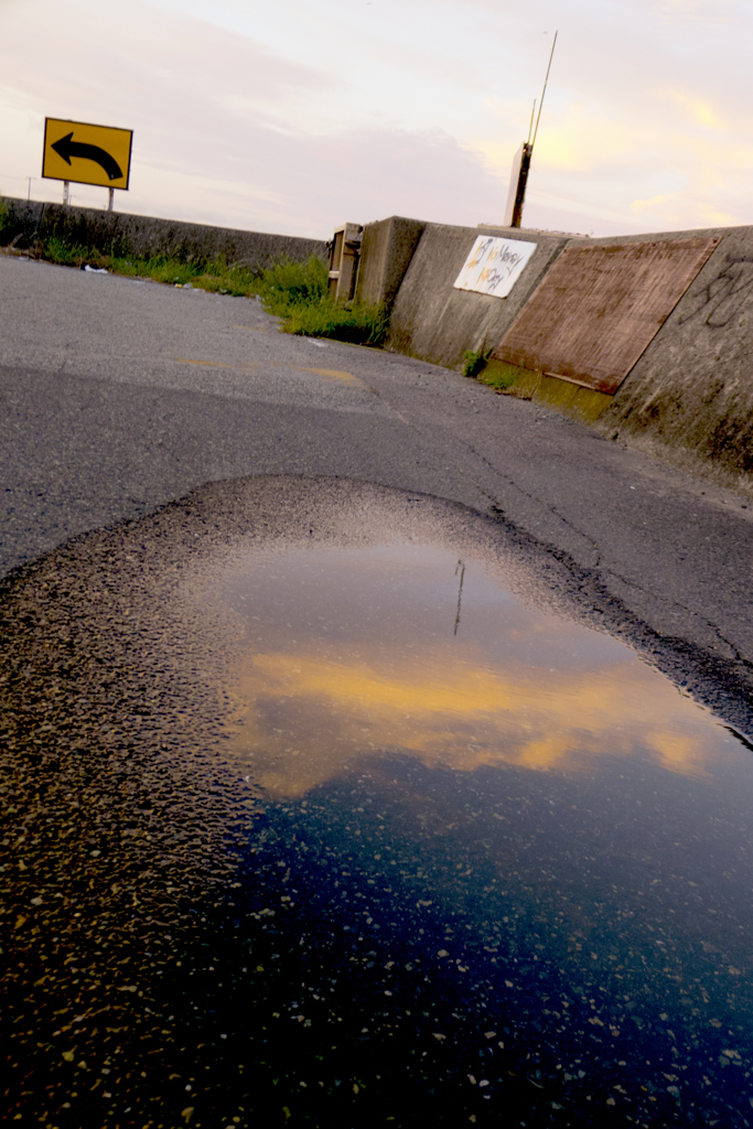 P1080387／水溜りの夕陽