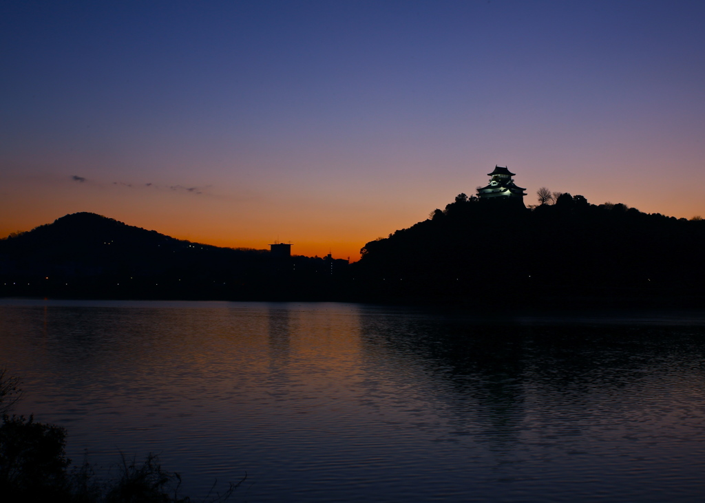 夜明け前の犬山城