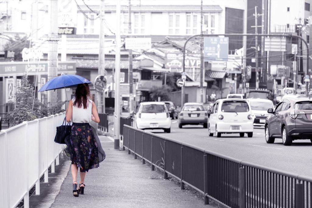 晩夏の暑い熱い路の色