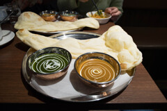 緑は、辛れーっ‥ほうれん草と野菜のカレー2種