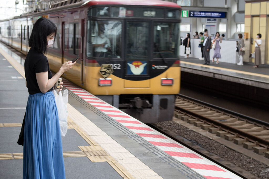 特急通過中･･駅景色