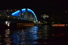 青い橋 永代橋と屋形船