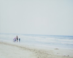 孫と海。