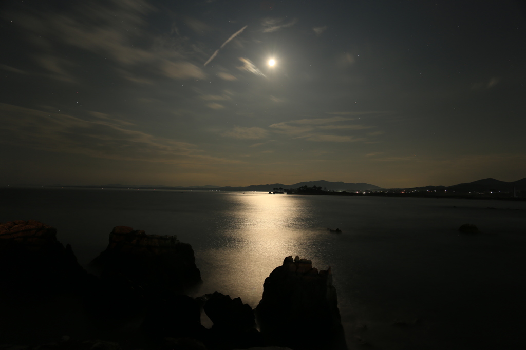 明かり夜空と海