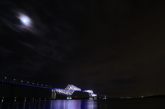 流れる雲の間から