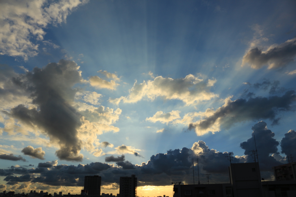 雲の間から