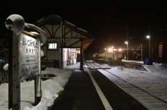 冬の夜の駅風景