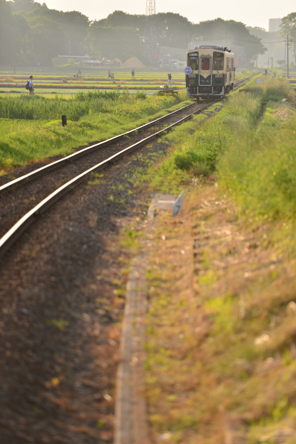 夕暮れ時の鉄道風景