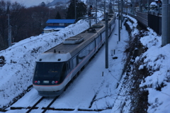 姨捨駅を通過する特急車両