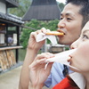 かぶりつく