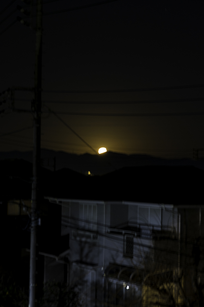 沈みゆく月