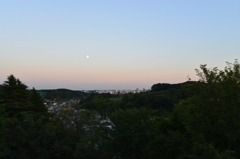 月と街並み