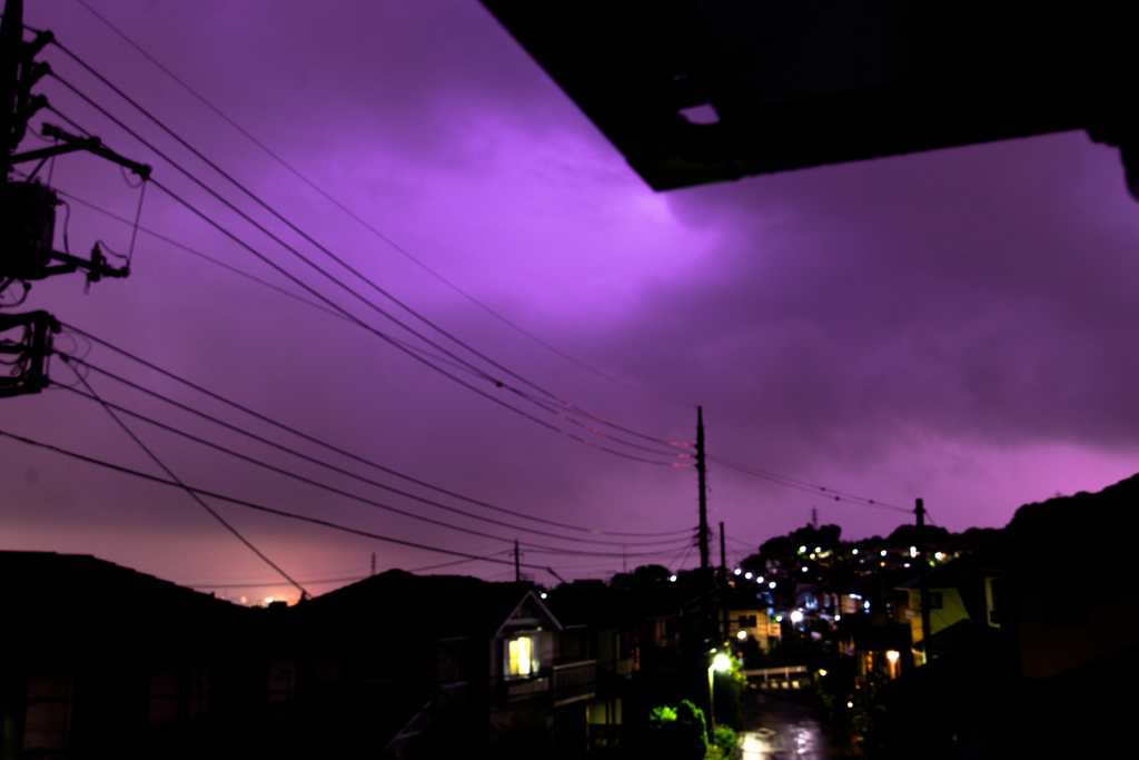 雷が光った時の雲の切れ目