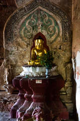 寺院の壁画と仏像