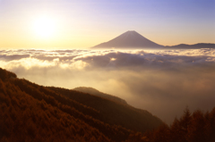 雲上に浮かぶ富士とご来光