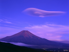 つるし雲浮かぶ