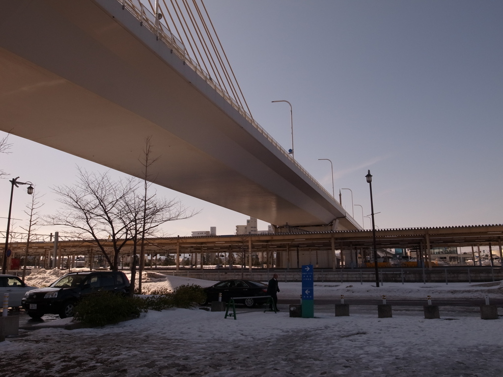 駅のホームと橋