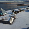 雪原の足跡と濃厚な海