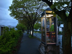 仕事帰りの風景（②夕ぐれの電話ボックス）