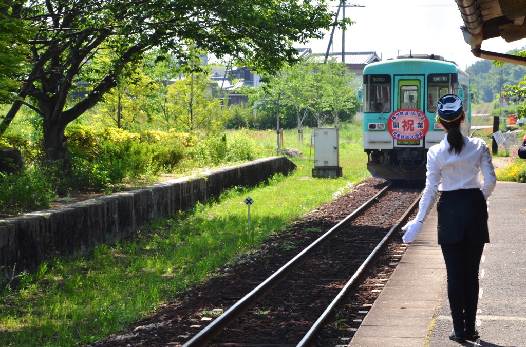 いってらっしゃいー  法華口駅   今日はロケでホームが賑やか