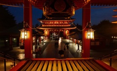浅草寺が見ている