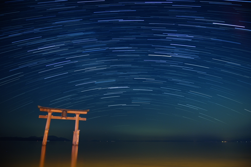 白髭神社に流れる星