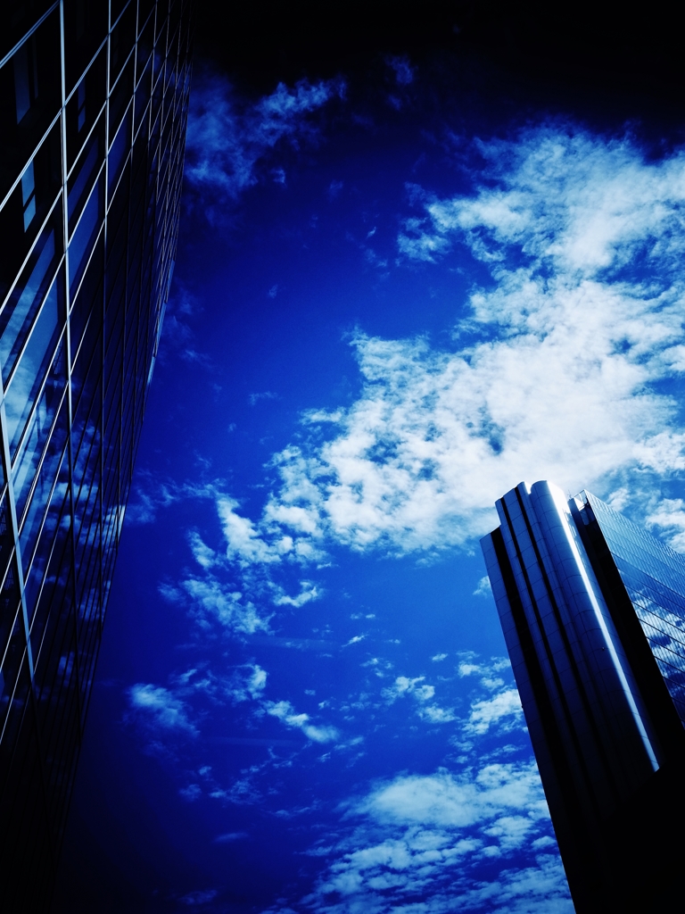 「高層ビルから見えた青空」