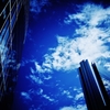 「高層ビルから見えた青空」