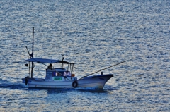 神戸の海をゆく　漁船