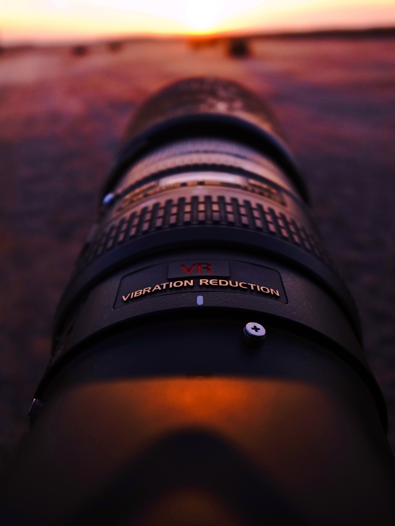 「レンズも凍る　新春の日の出」