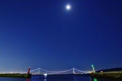 お月様と明石海峡大橋